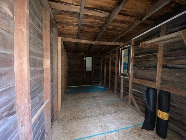 Building Photo - Freshly renovated 4 bedroom 2 bathroom hou...