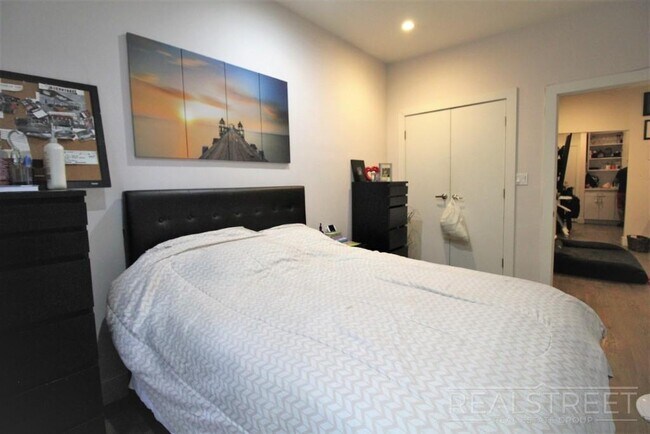 Building Photo - Renovated Spacious 2 BR in Bushwick