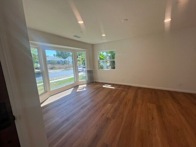 Building Photo - 6557 McLennan Ave
