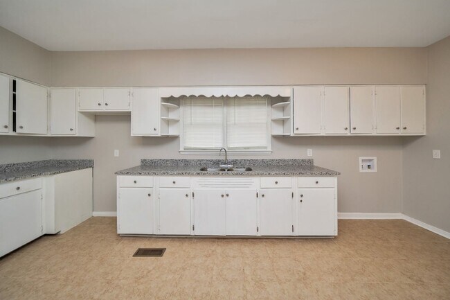 Building Photo - Plenty of Space Inside & Out – 4BR/2BA in ...