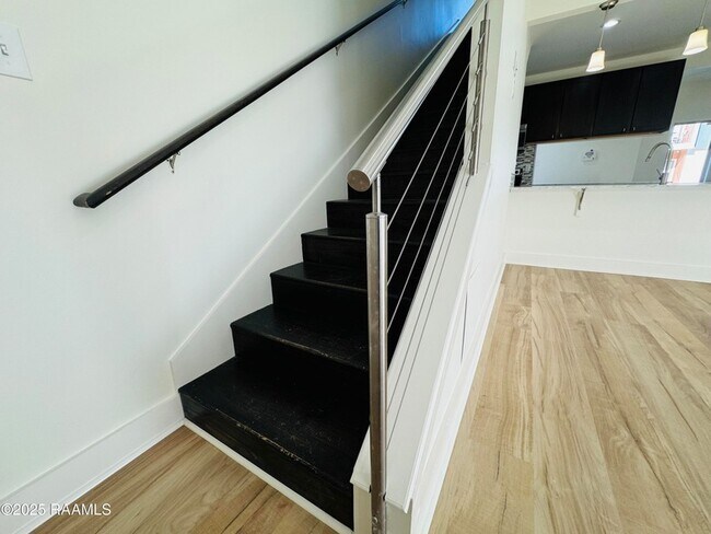 Building Photo - 113 Bayou St