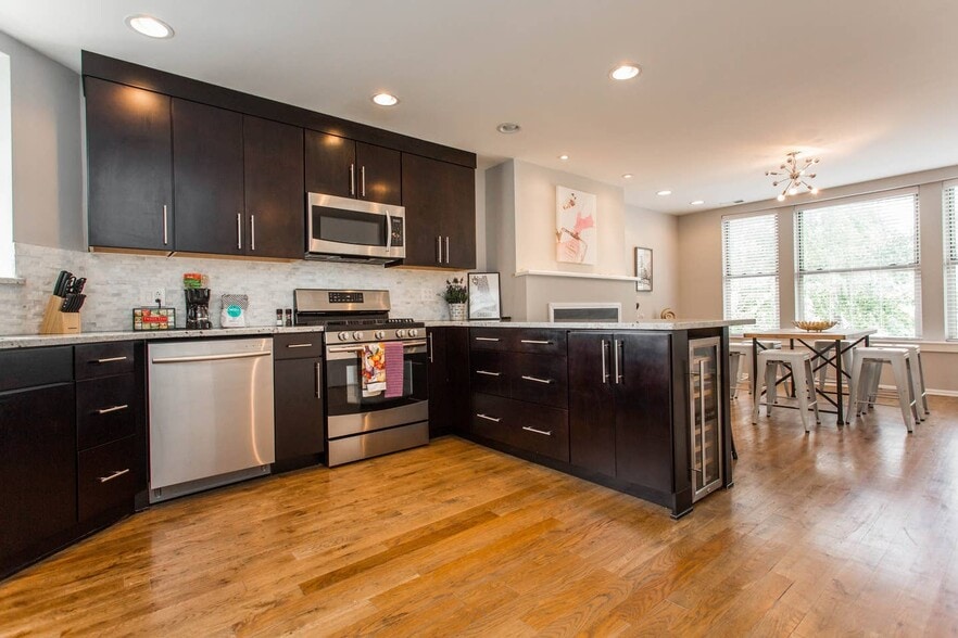 Building Photo - 3264-3270 N Clark St