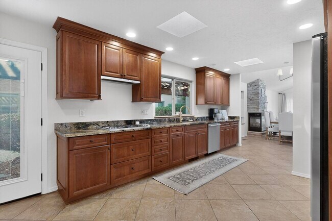 Building Photo - 9735 Village Green Dr NE