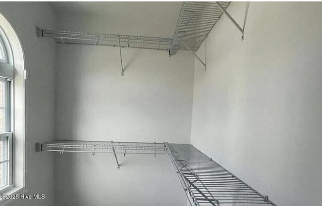 Building Photo - 312 S Pointe Dr