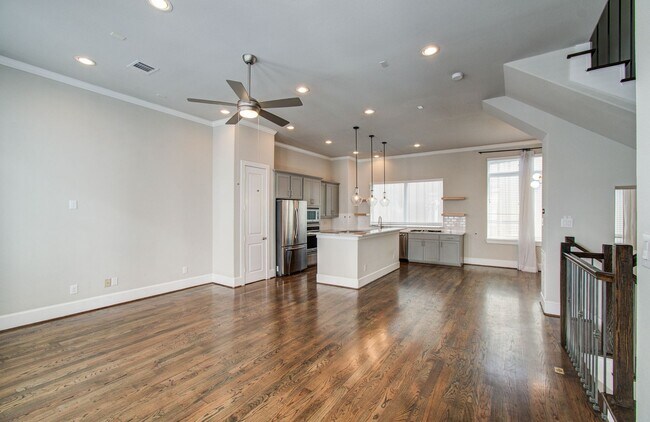Building Photo - Beautiful 3-story House In the Heart of Ho...