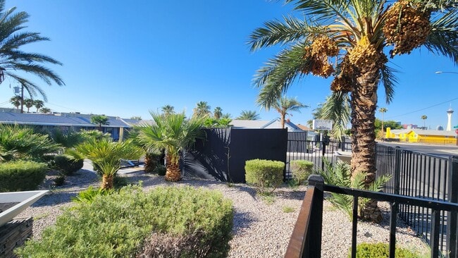 Building Photo - Gorgeous Studio w/ All Utilities Included located in Downtown Las Vegas! Move In Special