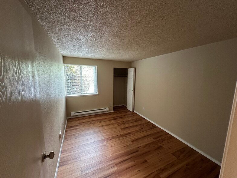 Building Photo - 4641 W Lake Sammamish Pky SE