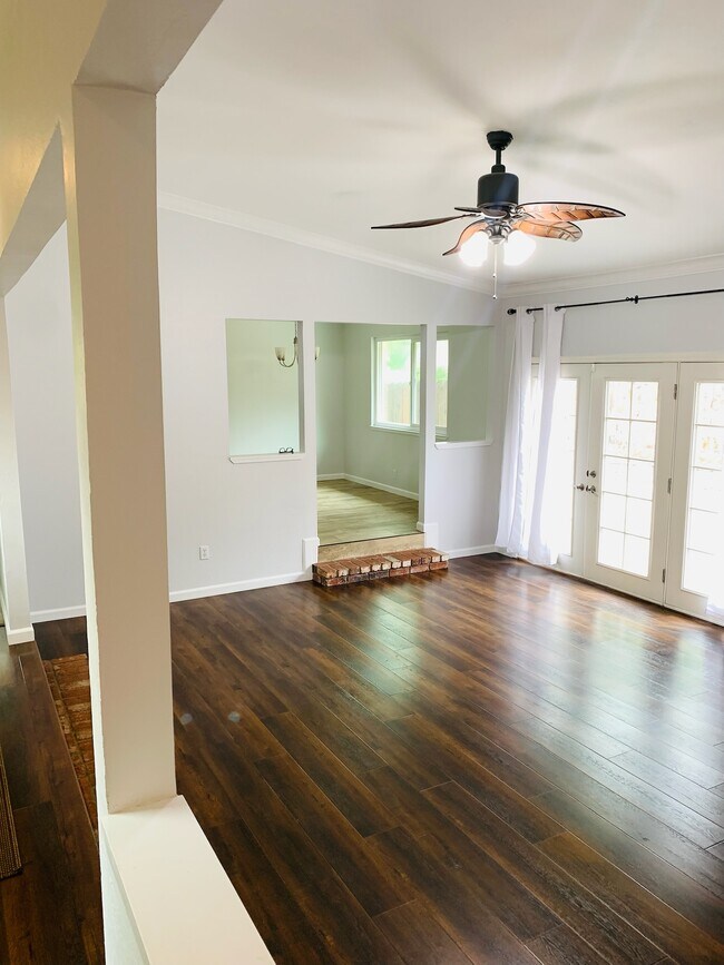 Building Photo - 920 Linwood St