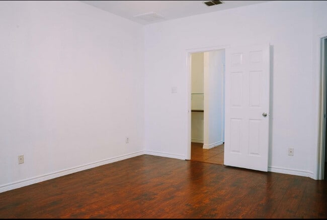 Building Photo - 614 Valencia Dr