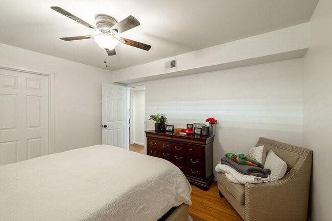 Building Photo - 250 Little St