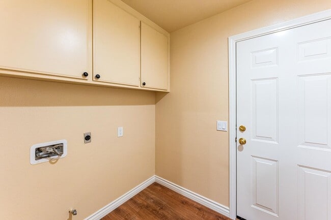 Building Photo - Beautiful Ground Level 2 Bedroom, 2 Bathro...