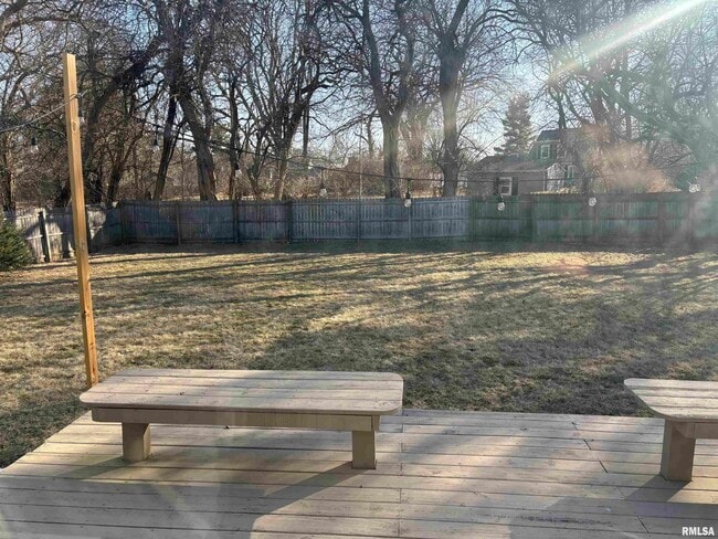 Building Photo - 6930 N Fox Point Dr