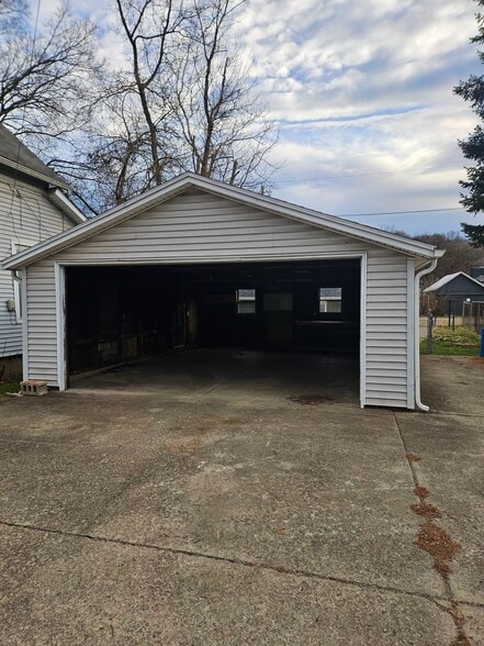 Graage - 317 N Norton St