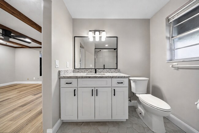Building Photo - 791 Lindenwood Cir E