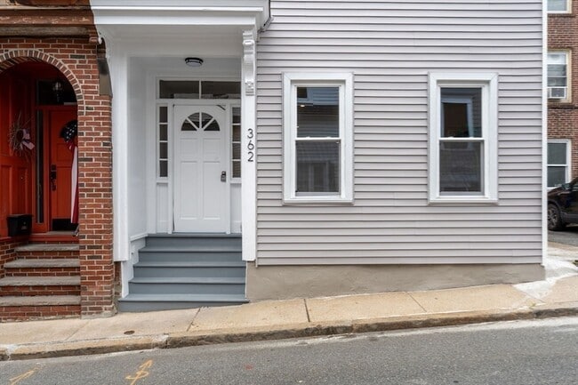 Building Photo - 362 Silver St
