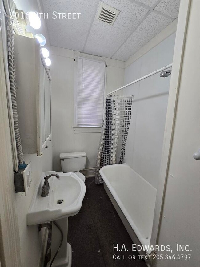 Building Photo - 2016 9th St