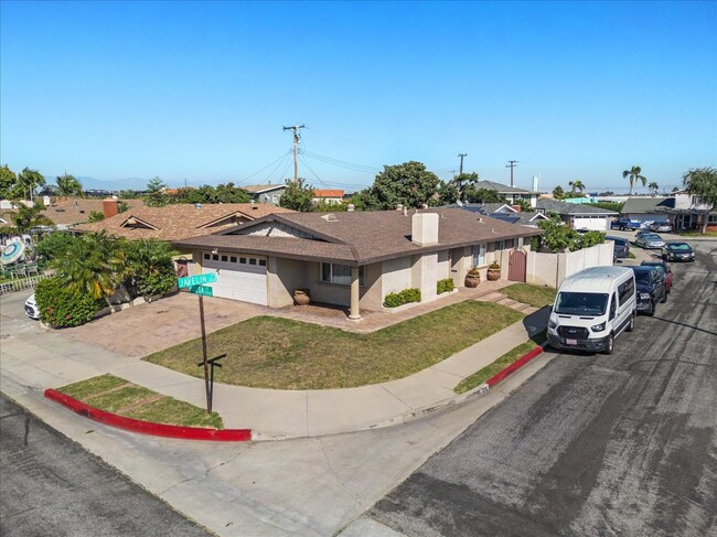 Building Photo - 205 E Javelin St