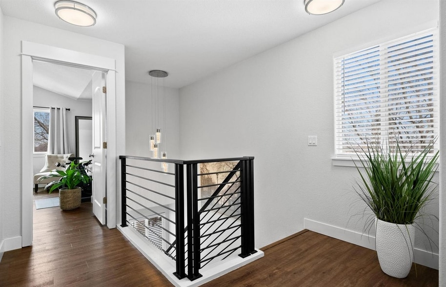 Building Photo - 2182 W Warren Ave