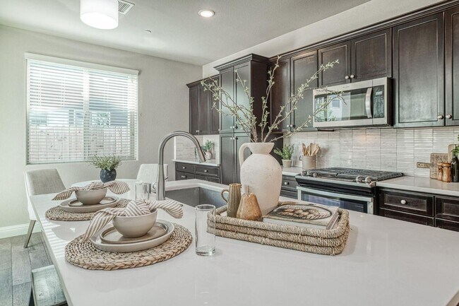 Building Photo - Stunning Granville Home in Copper River Canvas Gated Community!