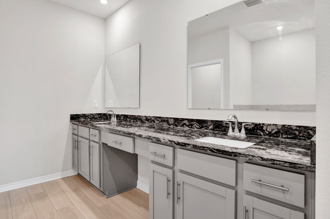 Building Photo - Spacious 4 bed cul-de-sac home in Bellview