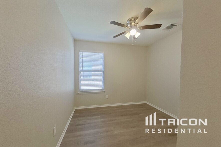 Building Photo - 881 Darst Dr