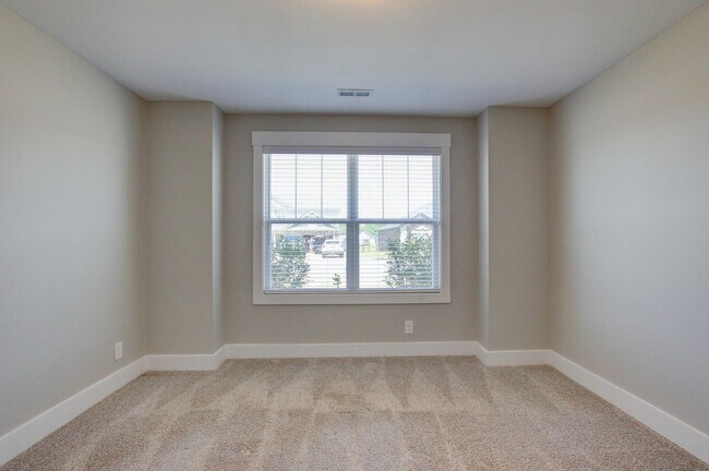 Building Photo - Fresh and Clean 3 bed/2 bath minutes from Exit 8.  Show Stopper!