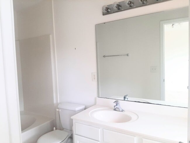 Building Photo - Spacious 3 Bedroom Townhome in South Durham
