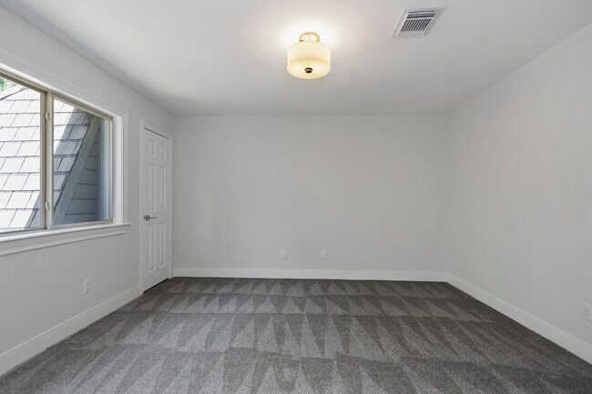 Building Photo - 810 Herdsman Dr