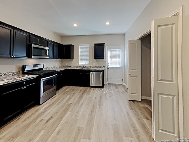 Building Photo - 4950 Hallies Gdn