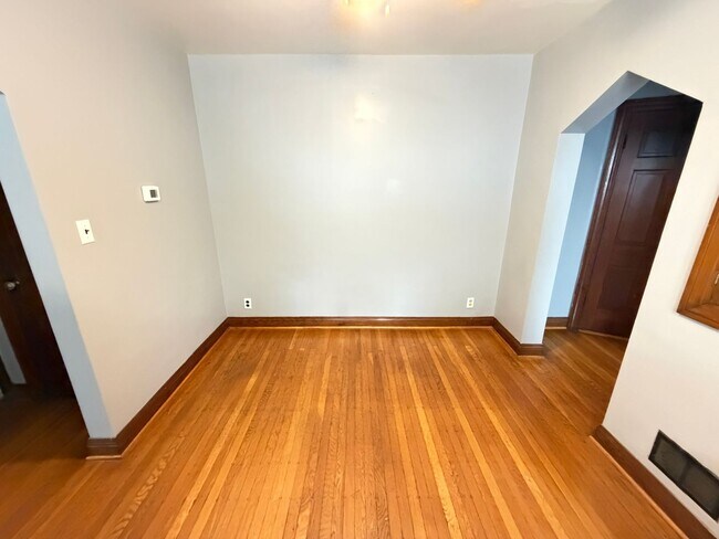 Building Photo - 307 Kingston Ave