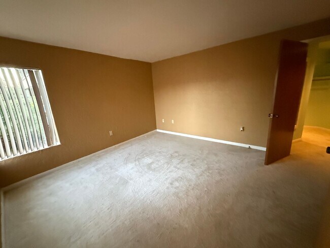 Building Photo - Ranch Bernardo Guest House 1br 1 bath granite kitchen All appliances Washer & Dryer  $2240 For Lease