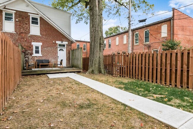Building Photo - Clark Pl  60-64 MLR