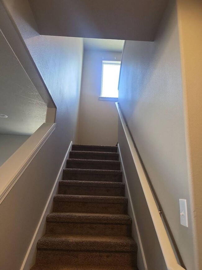 Building Photo - Beautiful 5 bedroom 3 bath home in Mae Valley area of Moses Lake