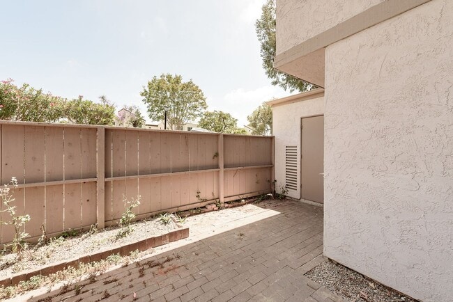 Building Photo - Amazing, Quiet University City Condo For Rent