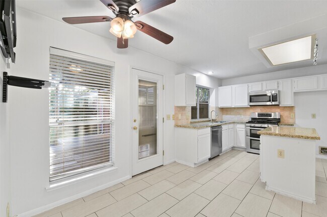 Building Photo - 9811 Arrowgrass Dr