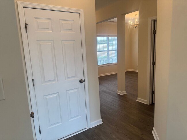 Building Photo - Charming 4br/2.5ba in SE Raleigh, Avail Now!