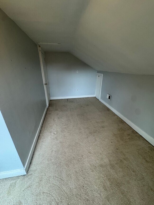 Building Photo - Spacious Private Oasis - 3 Bedroom 2 Bathr...