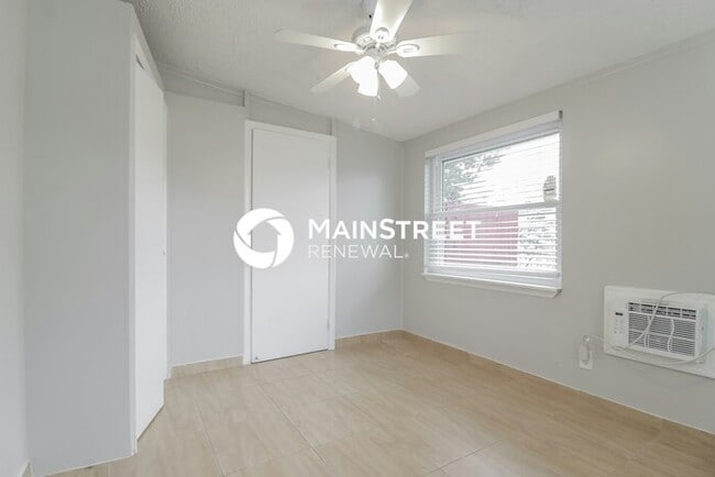 Building Photo - 4 Bedroom Pet-Friendly Home in Orlando, FL with Main Street Renewal