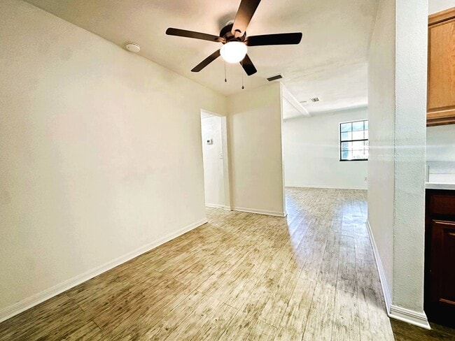 Building Photo - On Island, Close to Historic District & Be...