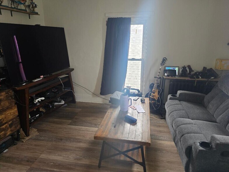 Building Photo - 110 Robinson St