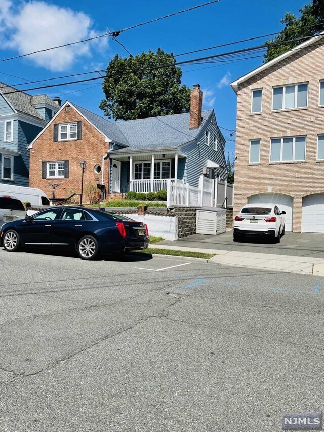 Primary Photo - 411 Elm St