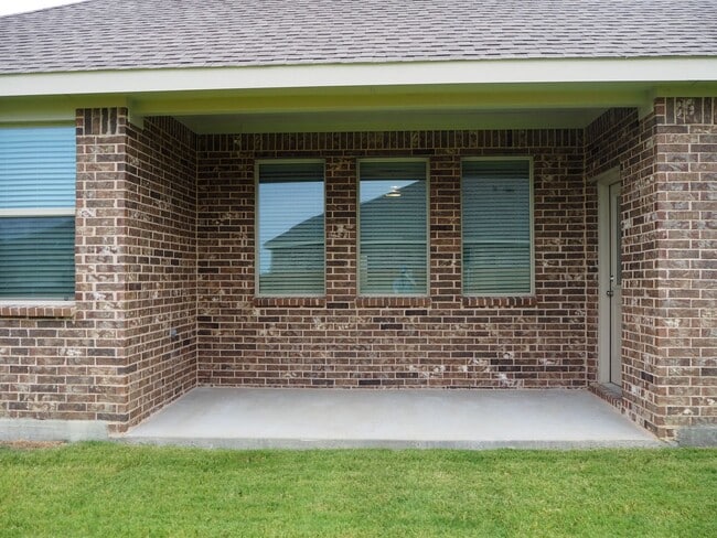 Building Photo - 1800 Lake Grove Dr