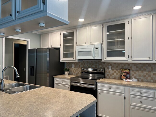 Building Photo - 10909 Glenwolde Dr