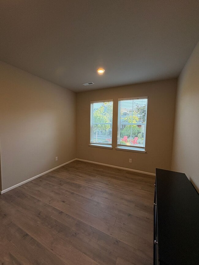 Building Photo - Beautiful Ten Trails Fenced Home with 2 Ca...
