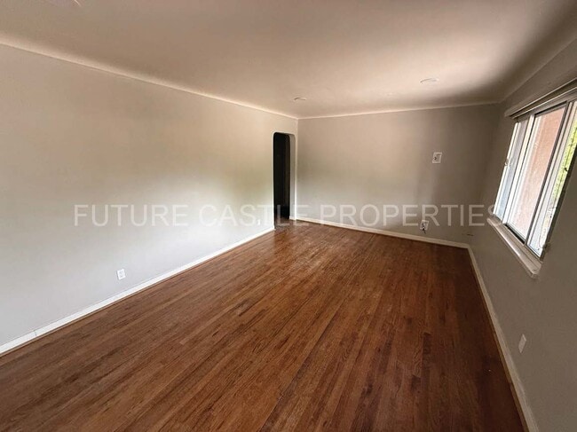 Building Photo - 1009 Bryn Mawr Dr NE