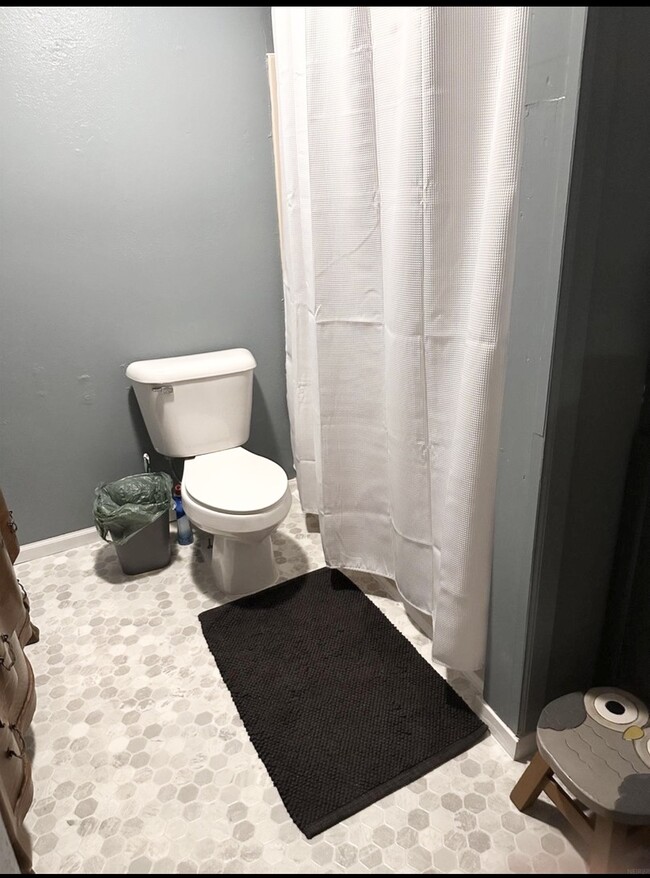 Building Photo - 523 E 1st St