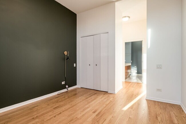 Building Photo - 2089 W Wabansia Ave