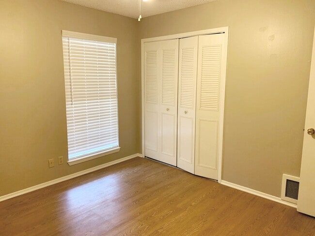 Building Photo - South Tyler! Lovely 3 Bedroom, 2 Bath Home...
