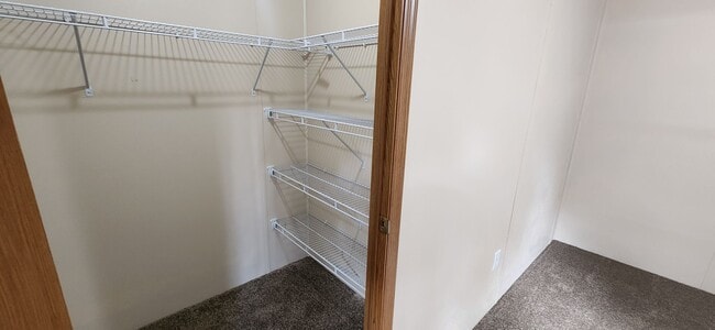 Building Photo - Spacious 3 Bedroom, 2.5 bathroom home with...