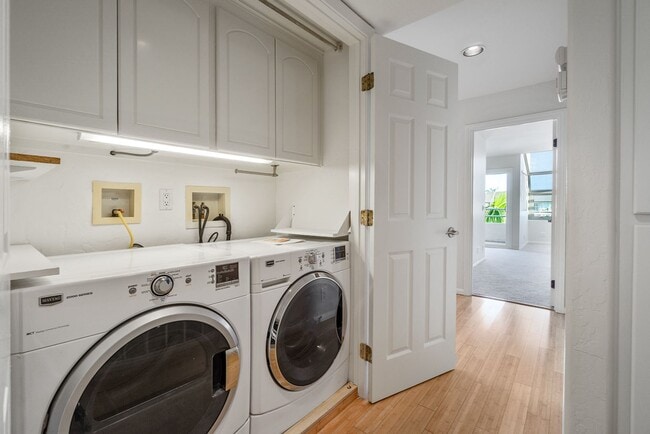 Building Photo - Stunning Waterfront Townhome in Huntington Beach!